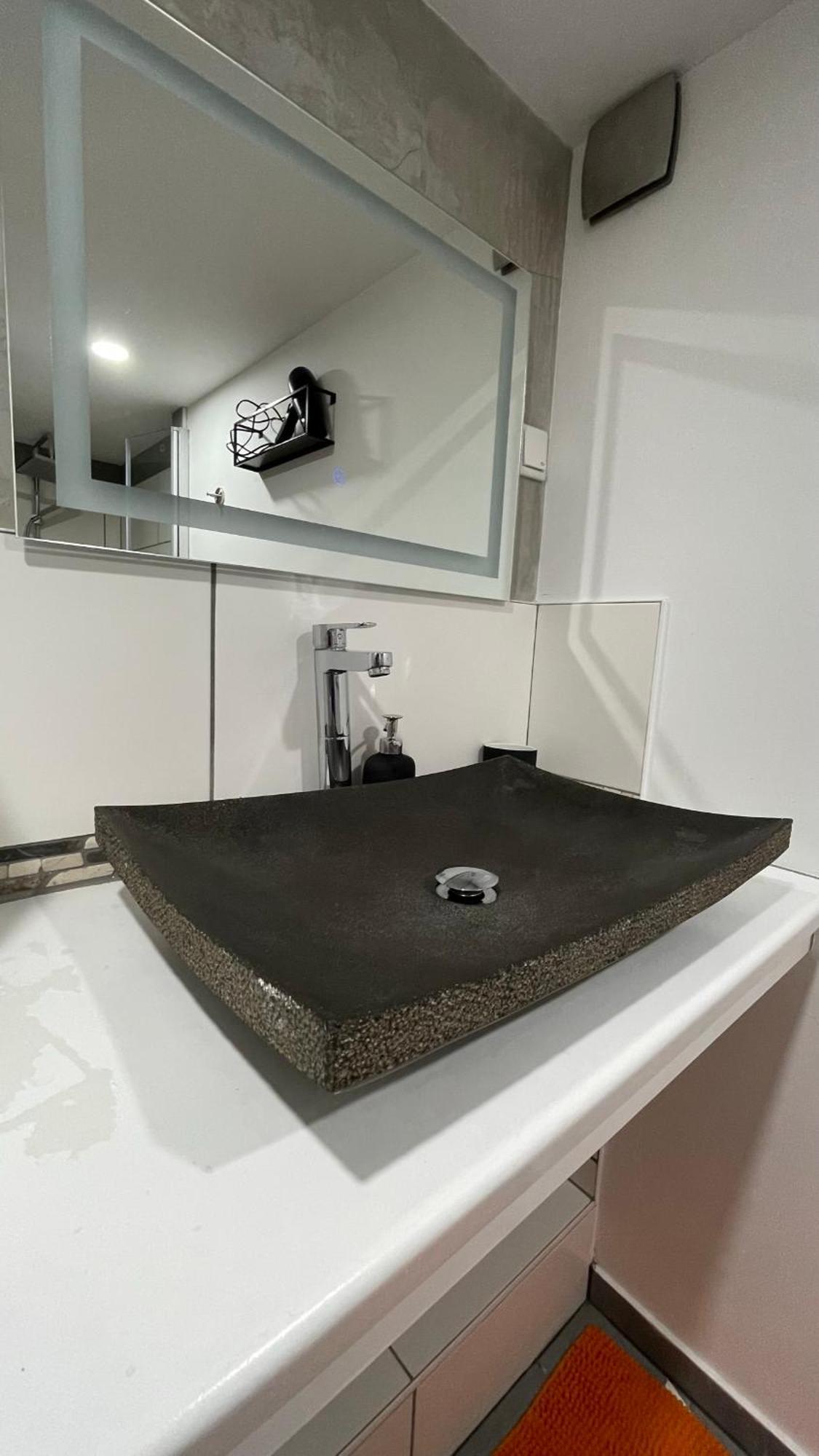 Gemütliche Möblierte Souterrain Apartment